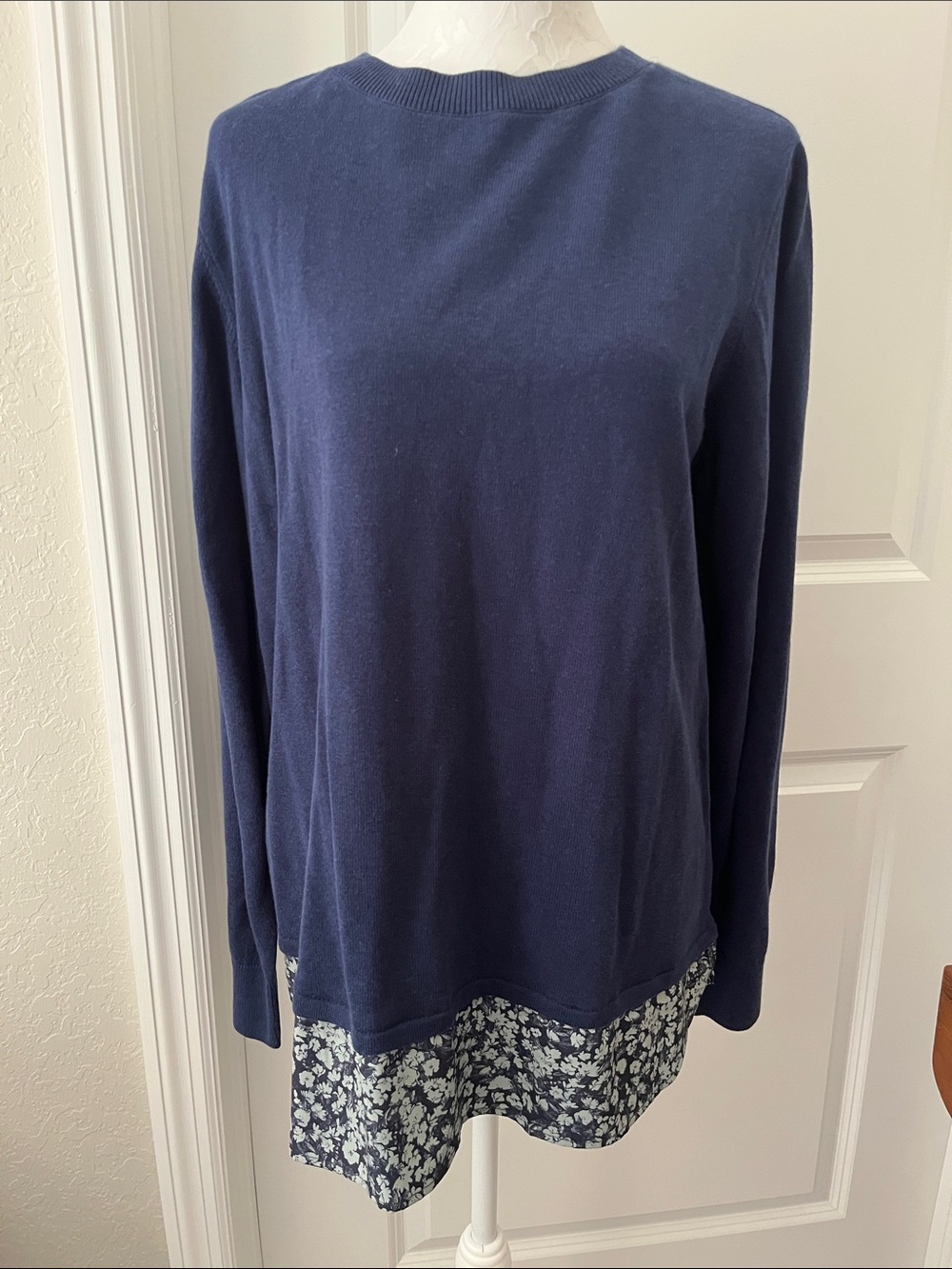 Joan Rivers Navy Knit Top with Floral Hem Back Split w Floral &Buttons NWT SZ M